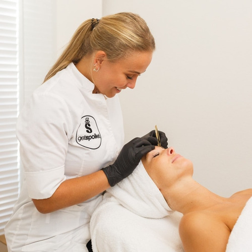 Brow lamination – lift and wax